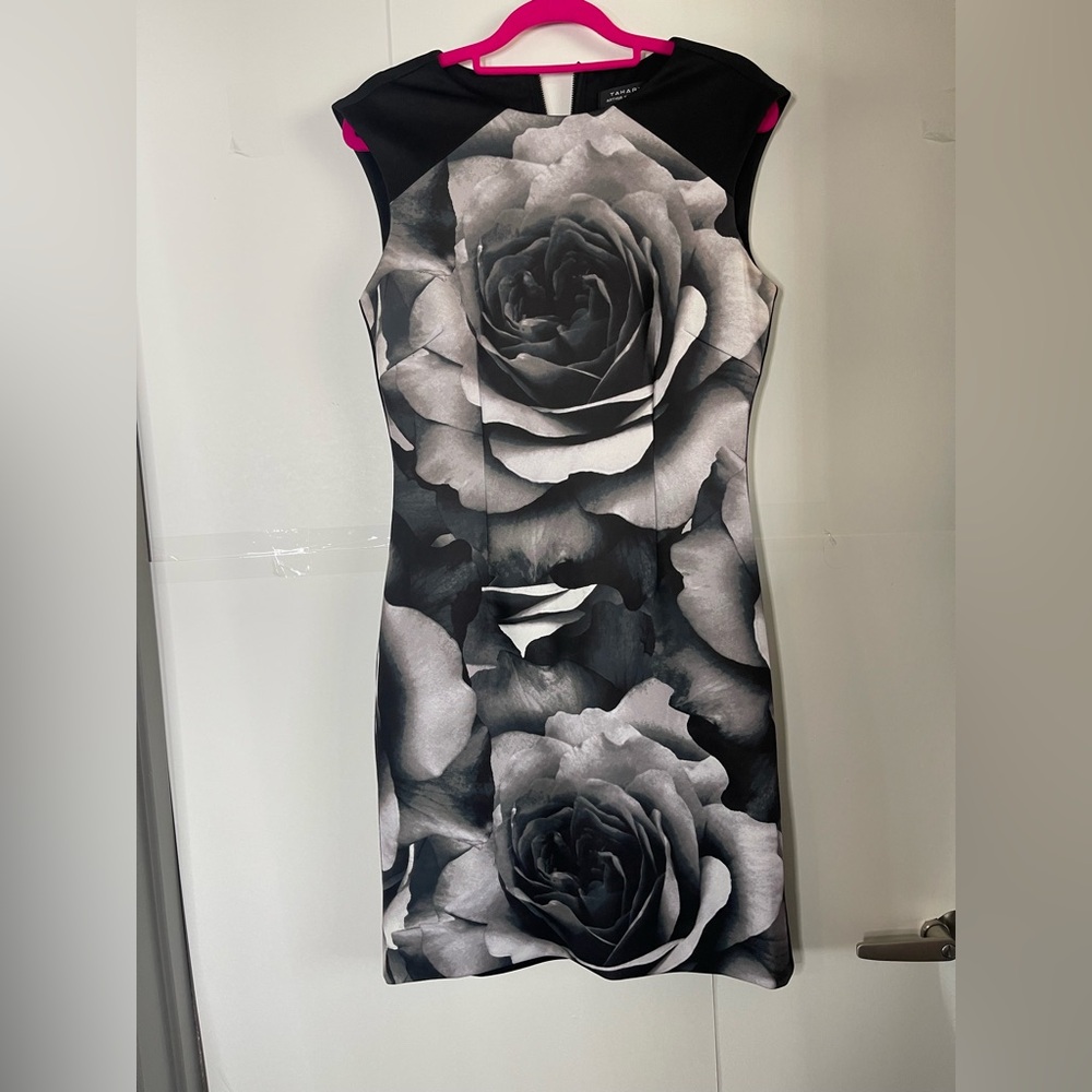Chic Black and Gray Floral Sleeveless Dress Tahari Arthur Levine